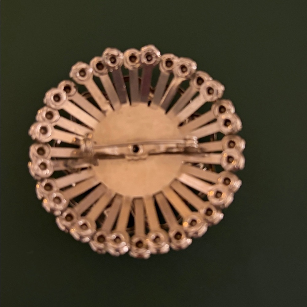 Vintage Rhinestone 1950’s multi layered flower Brooch. - Picture 2 of 2